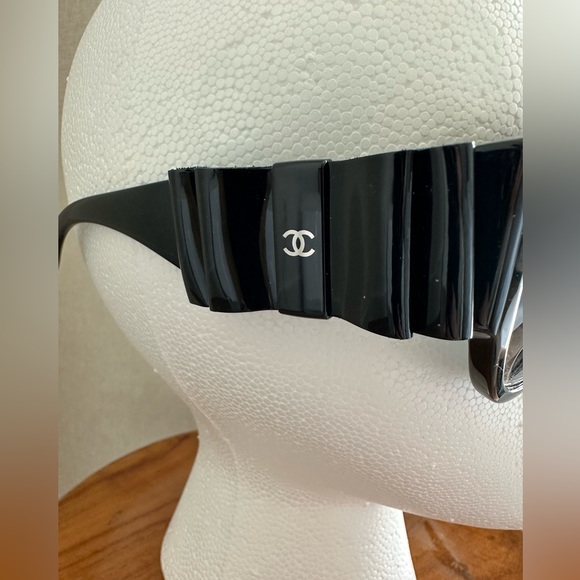 NWT Chanel Black Pilote Sunglasses with Bows on sides case and box included - Picture 5 of 17